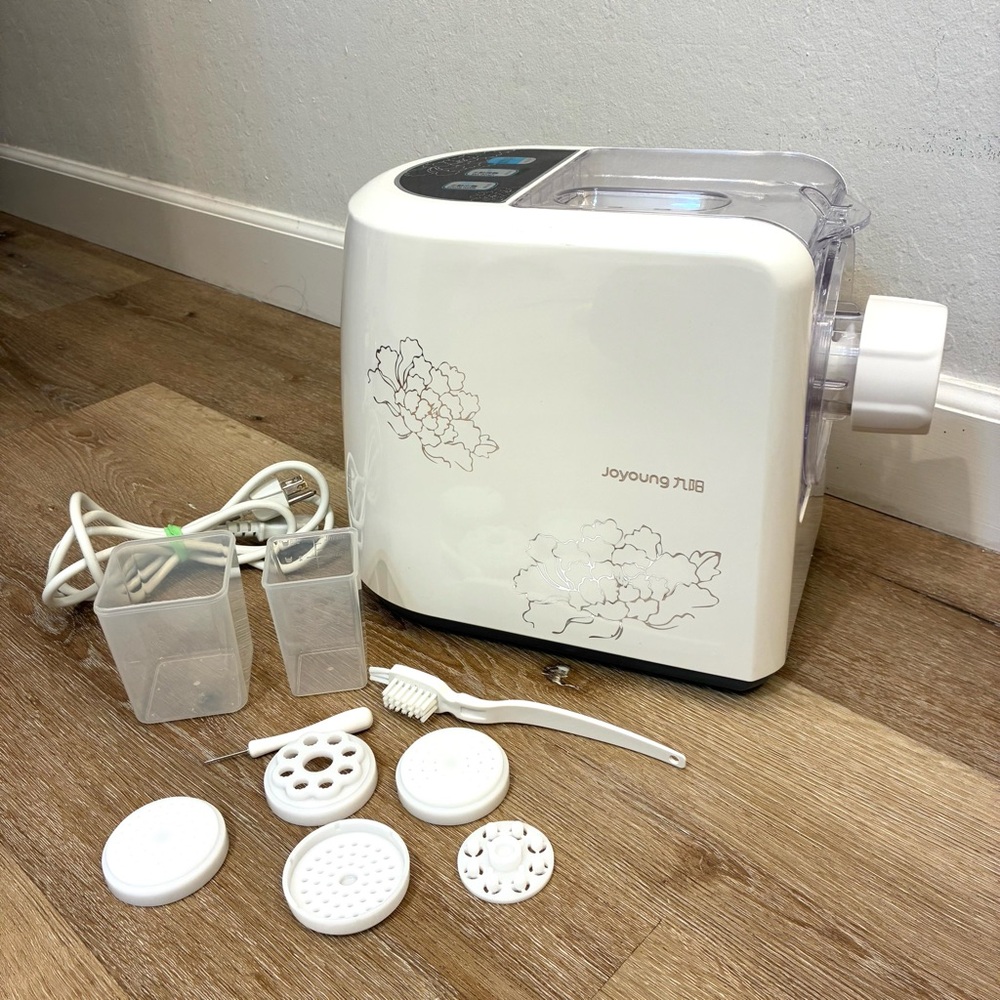Joyoung CTS-N1 Electric Automatic Noodle & Pasta Maker Machine + Molds
Like New